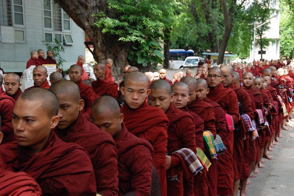 Sfilata di monaci a Mandalay
