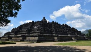 Il grande tempio di Borobudur visto da dietro