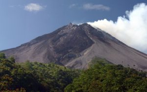 Il vulcano Merapi, in una rara giornata di sole