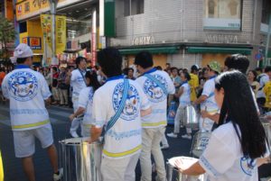 Una delle scuole di samba che sfila durante l'Asakusa festival Samba