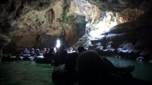L'interno della grotta Pindul attraversata con il tubing
