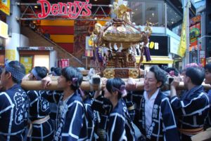 Una divinità shinto portata in processione nel centro di Tokyo